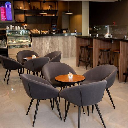 Camino Real Fashion Drive Monterrey Hotel San Pedro Garza Garcia Buitenkant foto The lounge at the airport