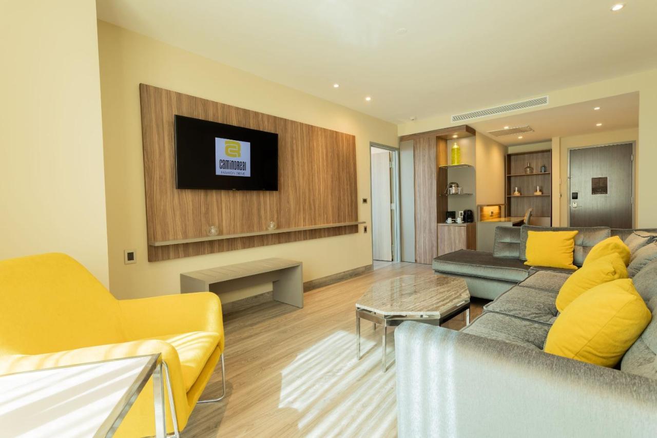 Camino Real Fashion Drive Monterrey Hotel San Pedro Garza Garcia Buitenkant foto A suite at the hotel