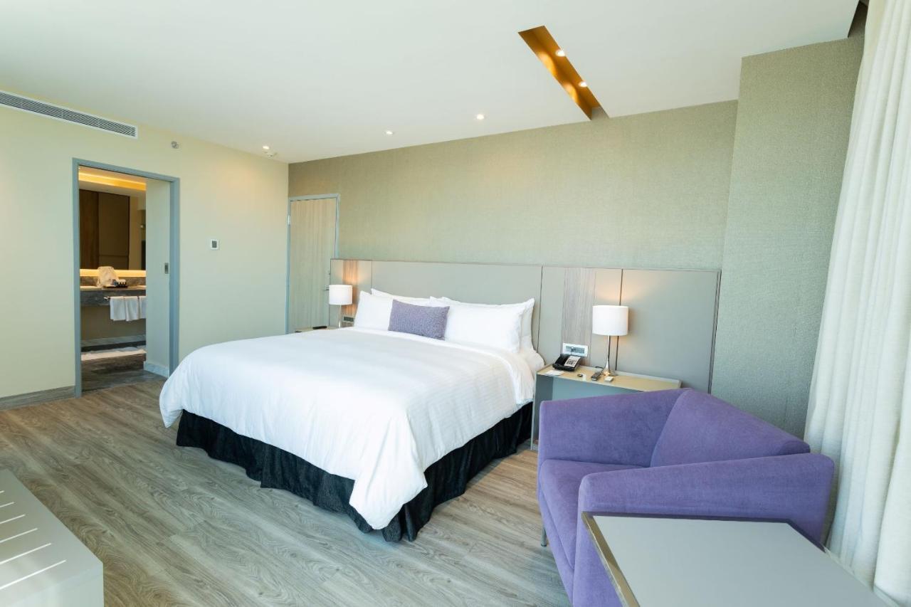 Camino Real Fashion Drive Monterrey Hotel San Pedro Garza Garcia Buitenkant foto A bedroom at the hotel