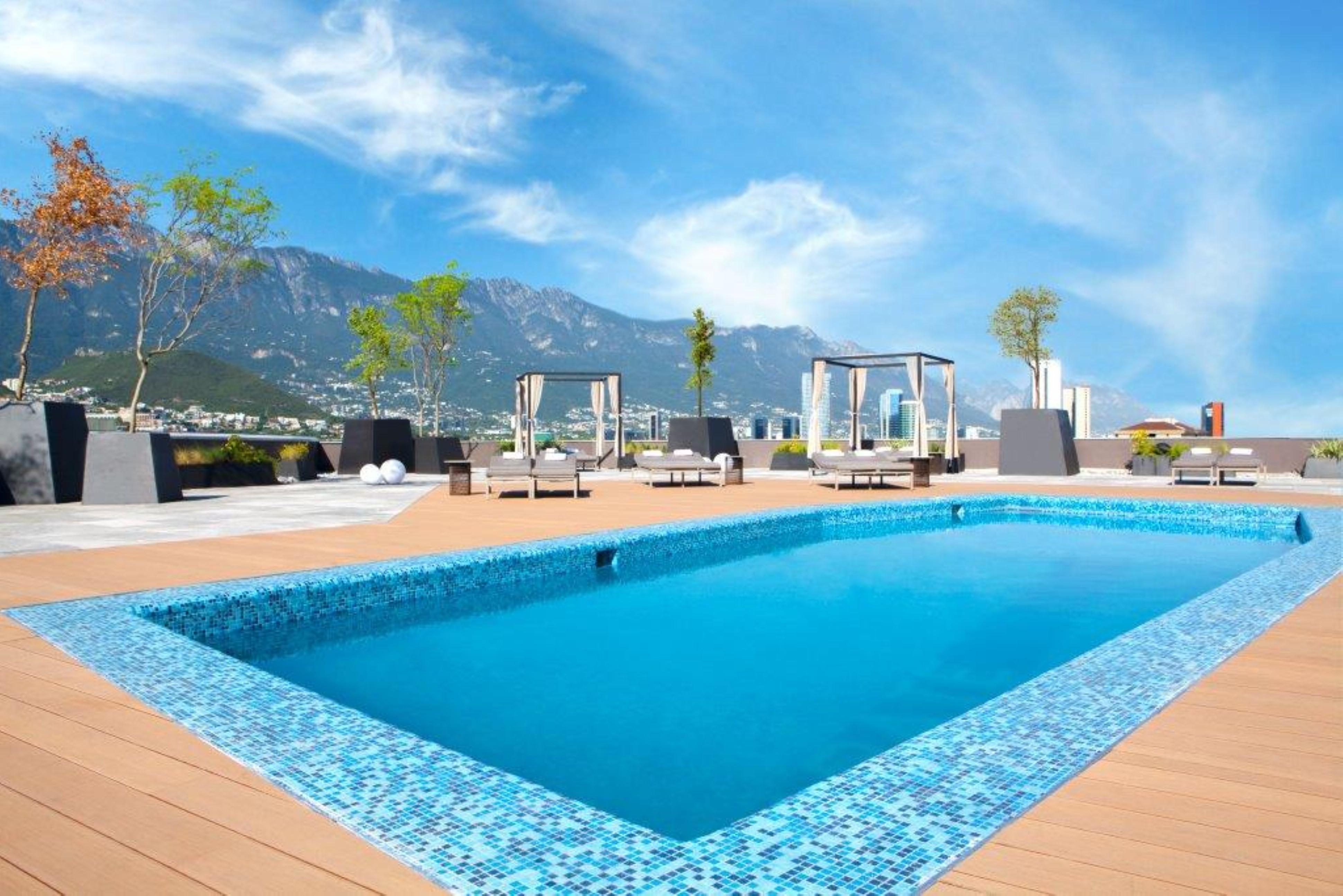 Camino Real Fashion Drive Monterrey Hotel San Pedro Garza Garcia Buitenkant foto Rooftop pool at the hotel