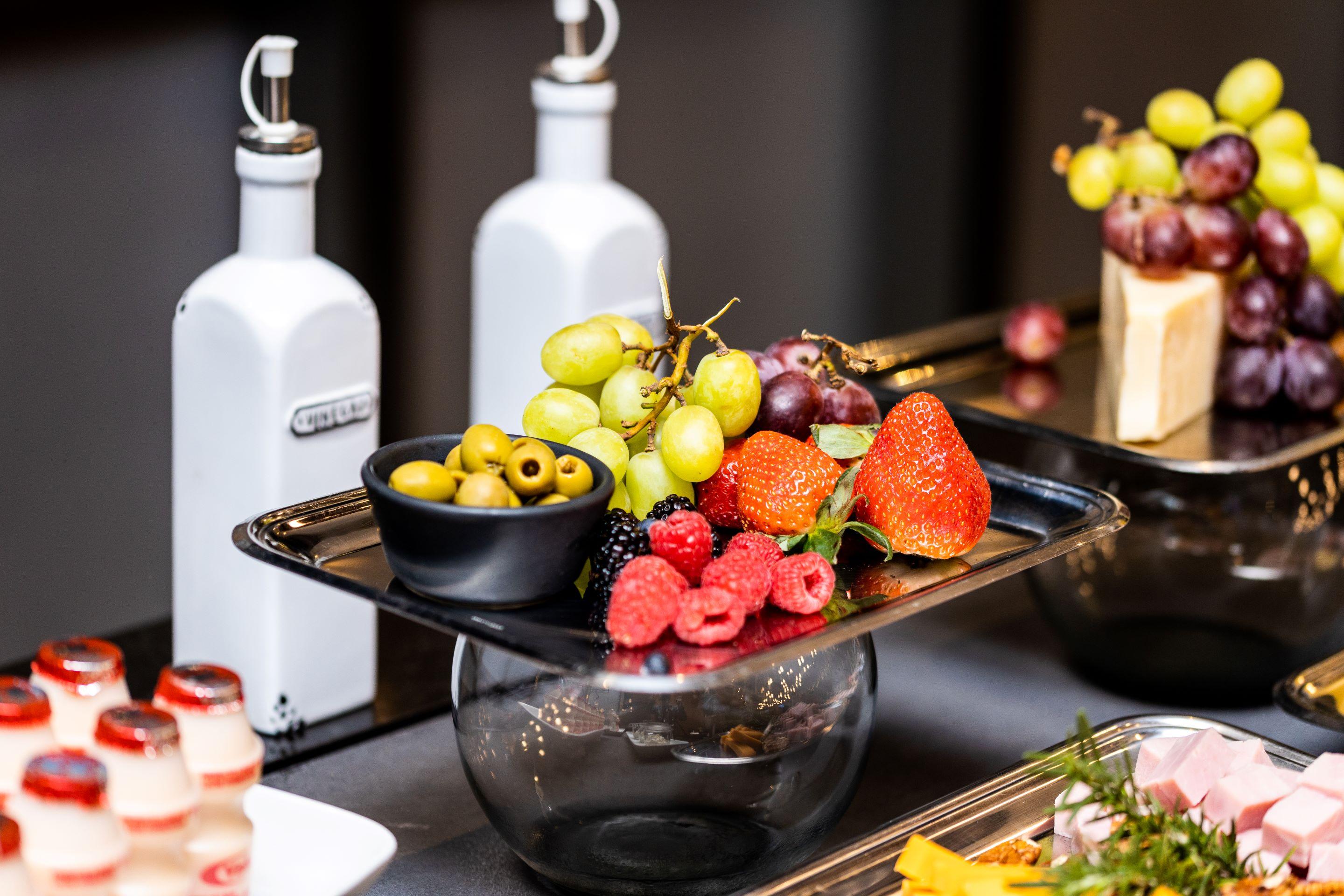 Camino Real Fashion Drive Monterrey Hotel San Pedro Garza Garcia Buitenkant foto Fruit and cheese platter