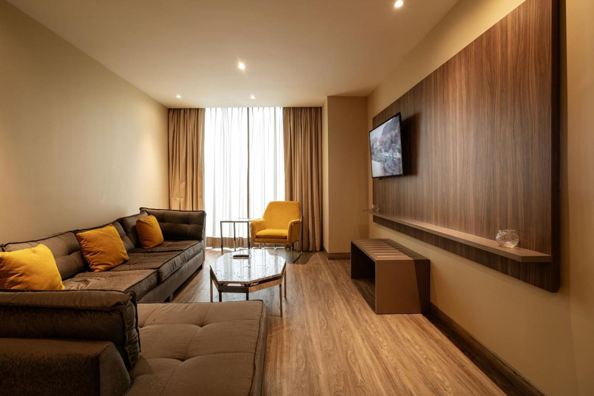 Camino Real Fashion Drive Monterrey Hotel San Pedro Garza Garcia Buitenkant foto Living room of a suite