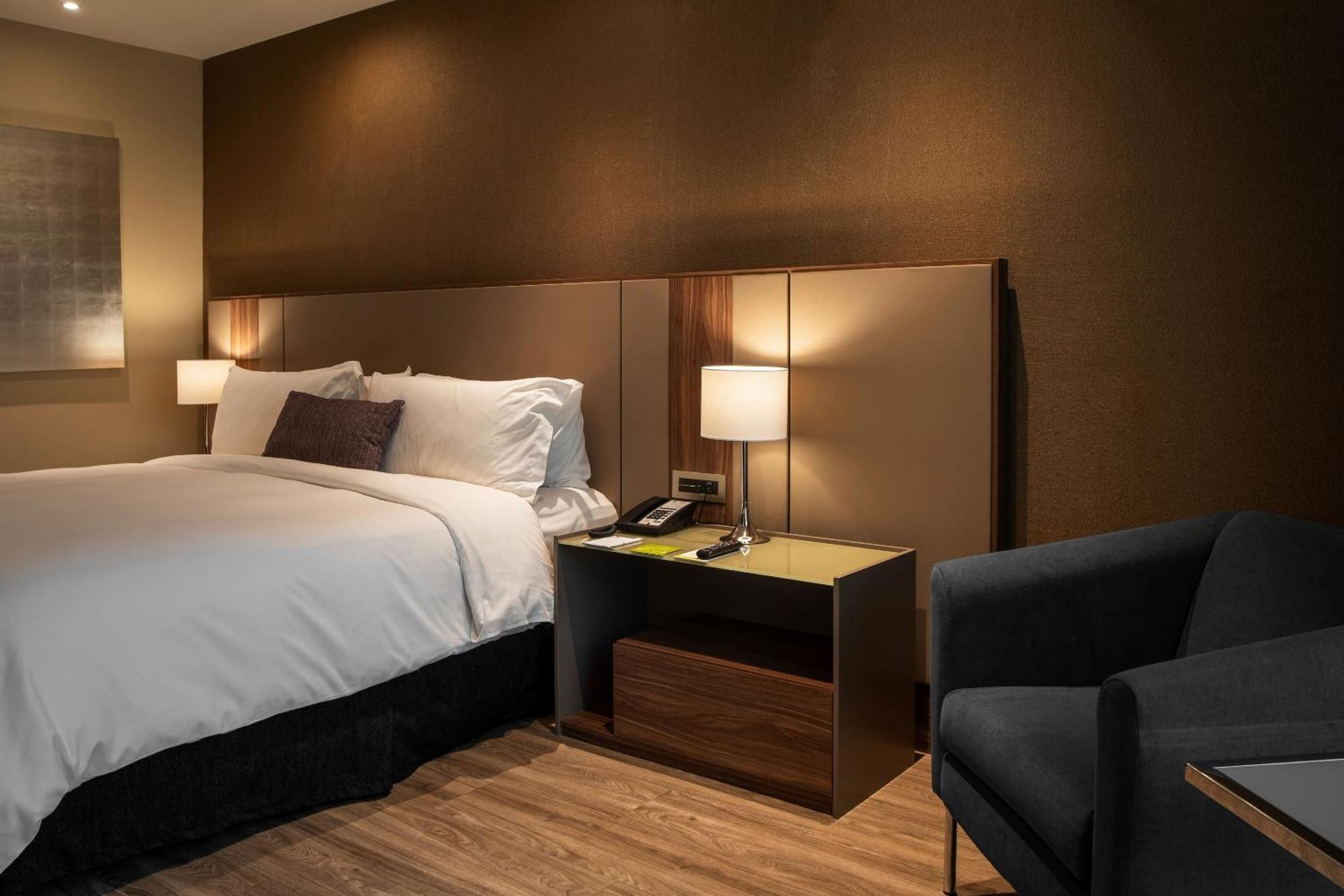 Camino Real Fashion Drive Monterrey Hotel San Pedro Garza Garcia Buitenkant foto A room at the hotel