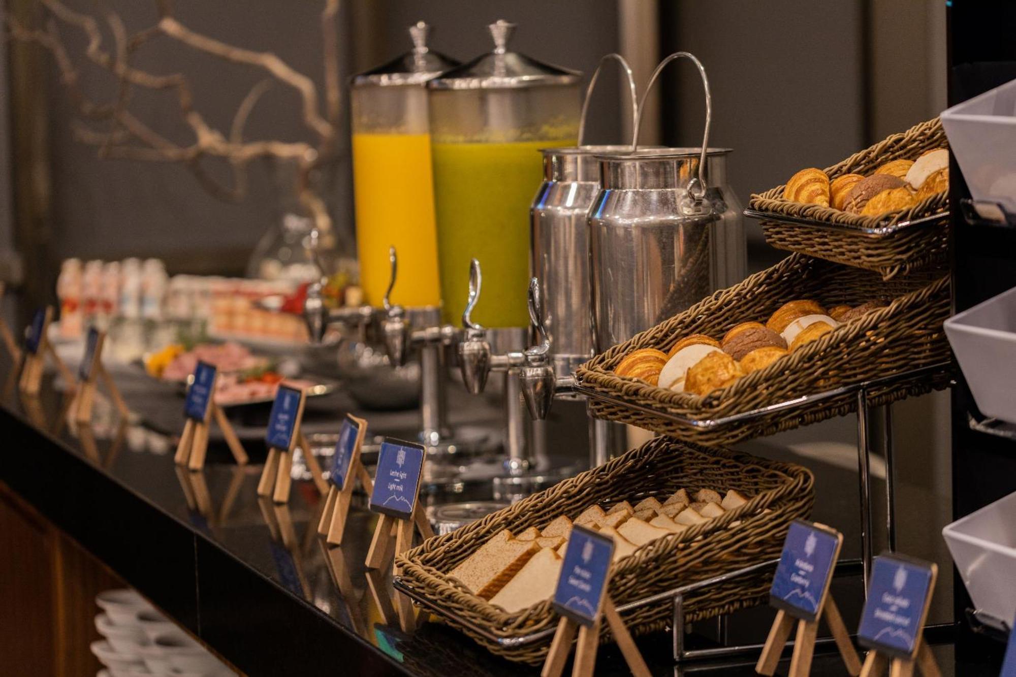 Camino Real Fashion Drive Monterrey Hotel San Pedro Garza Garcia Buitenkant foto A buffet at a hotel