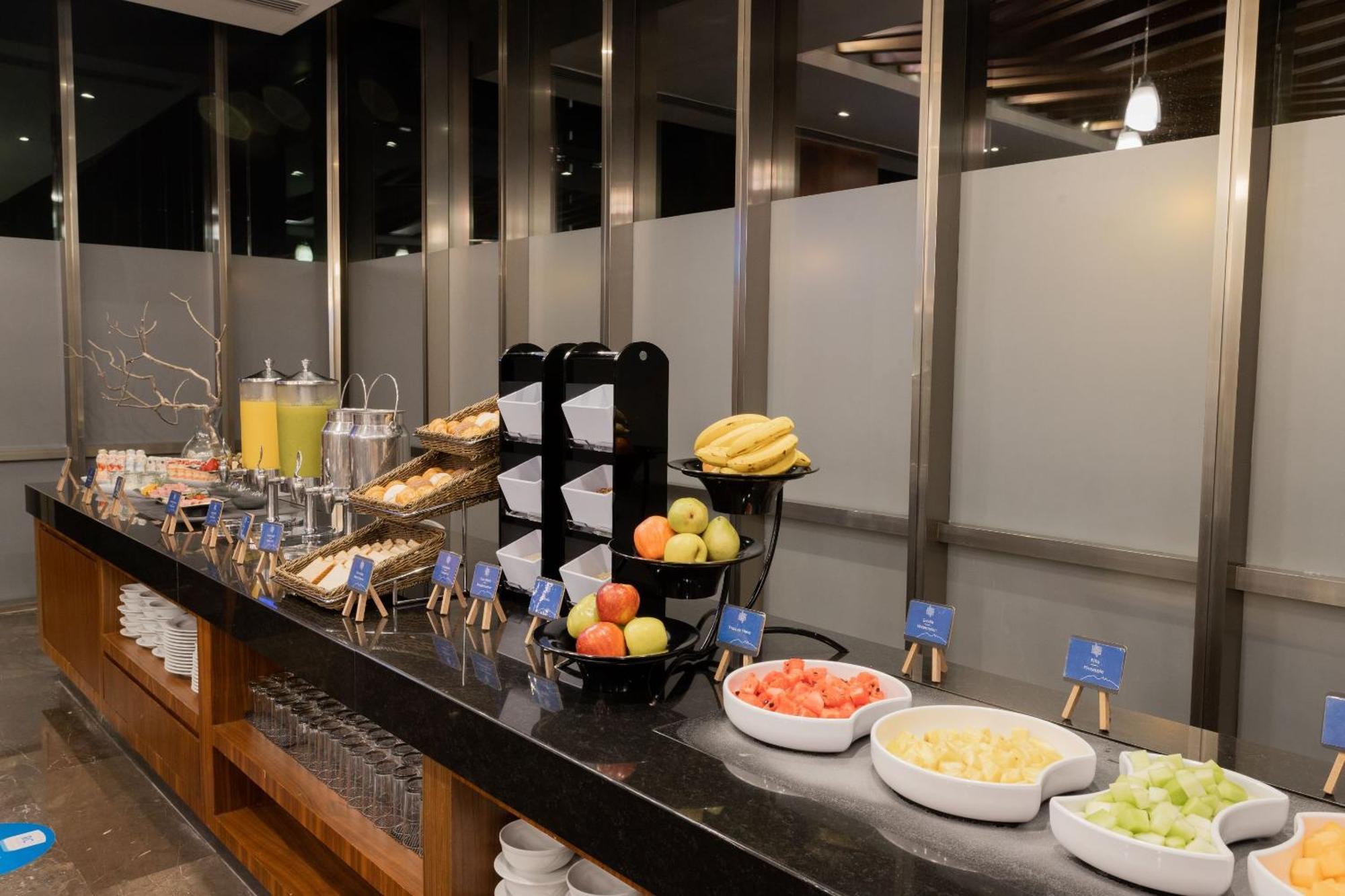 Camino Real Fashion Drive Monterrey Hotel San Pedro Garza Garcia Buitenkant foto A buffet at an airport lounge