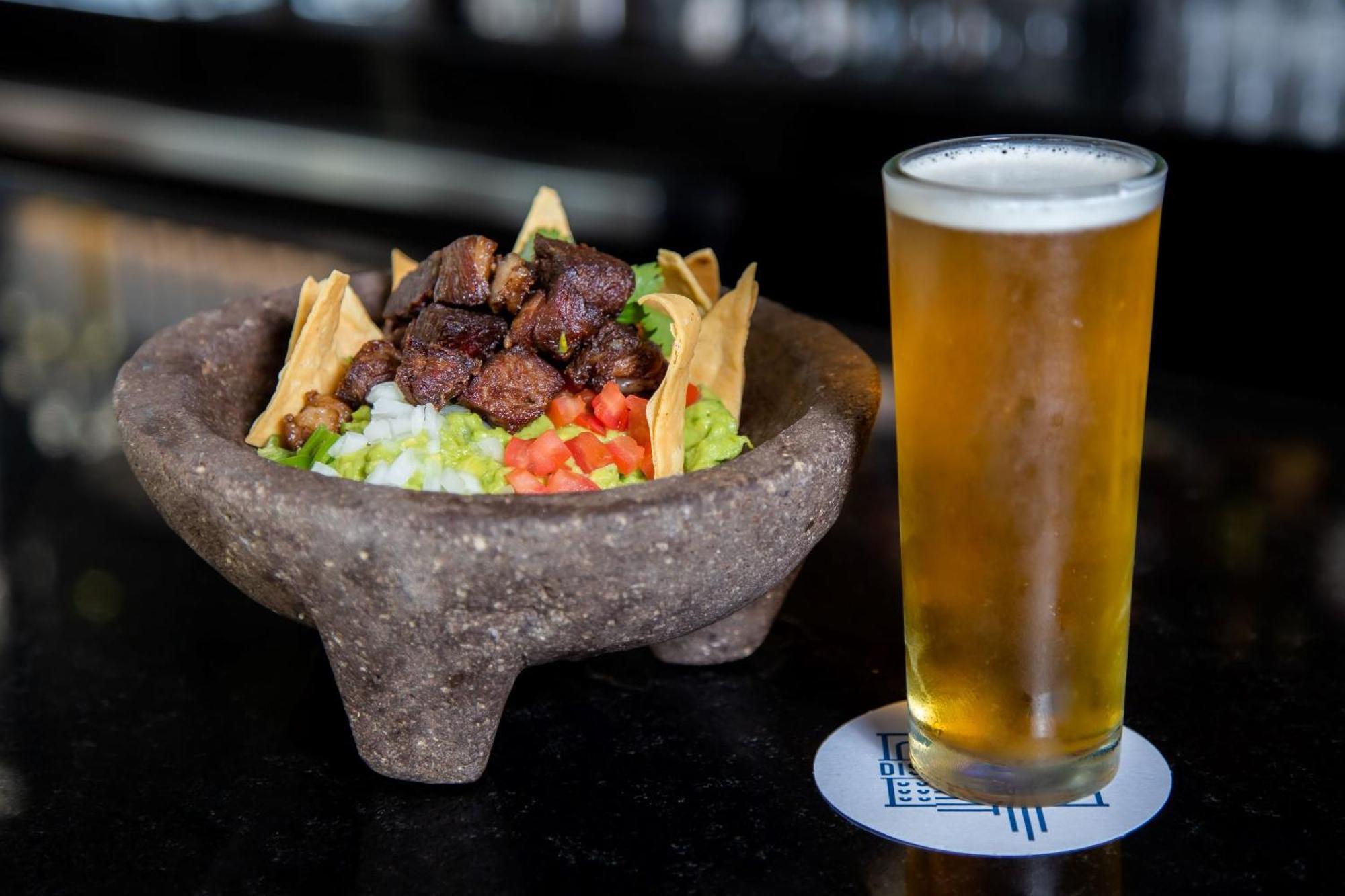 Camino Real Fashion Drive Monterrey Hotel San Pedro Garza Garcia Buitenkant foto Beer and guacamole