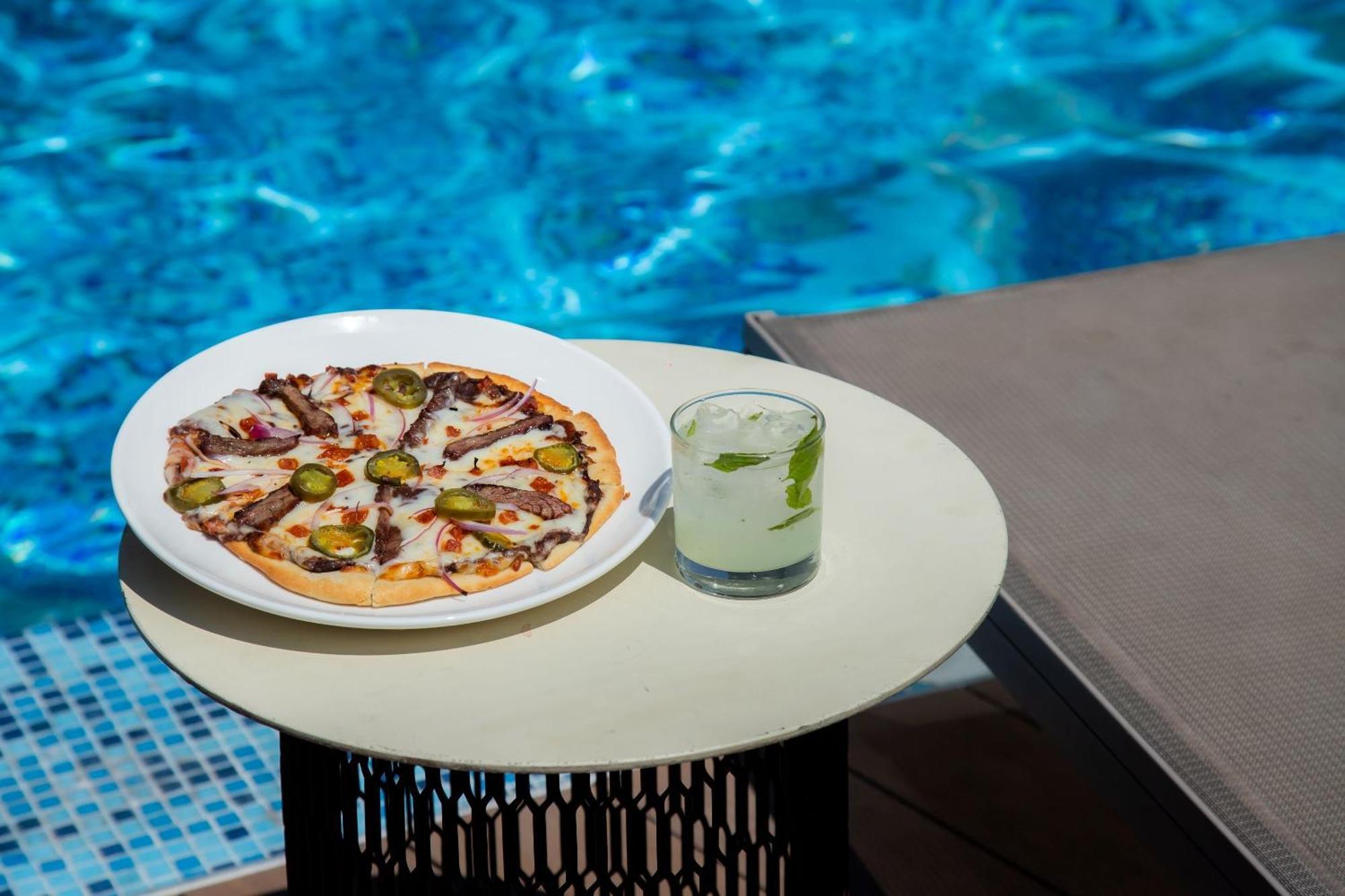 Camino Real Fashion Drive Monterrey Hotel San Pedro Garza Garcia Buitenkant foto A pizza and a drink