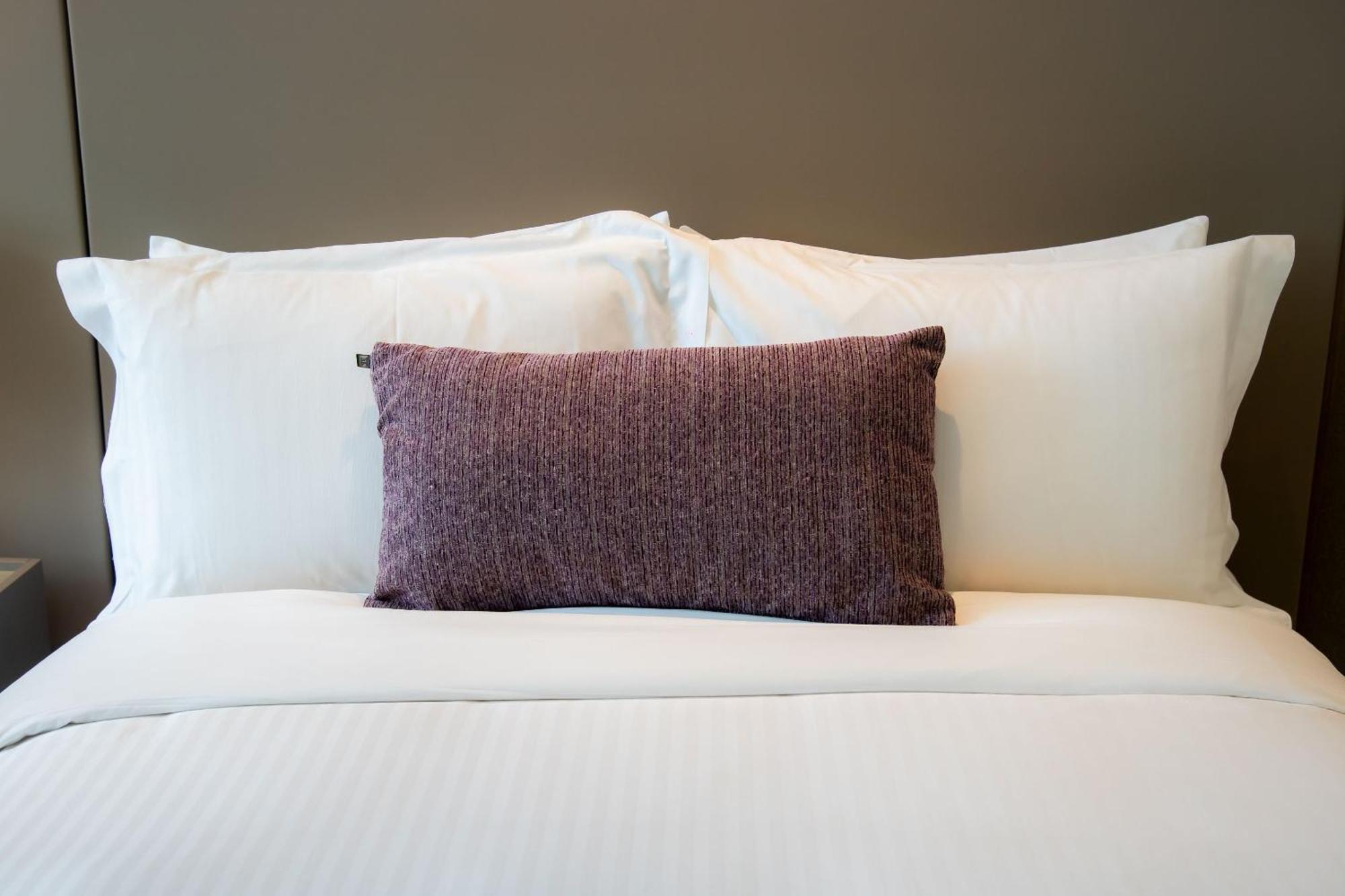 Camino Real Fashion Drive Monterrey Hotel San Pedro Garza Garcia Buitenkant foto A bed with pillows