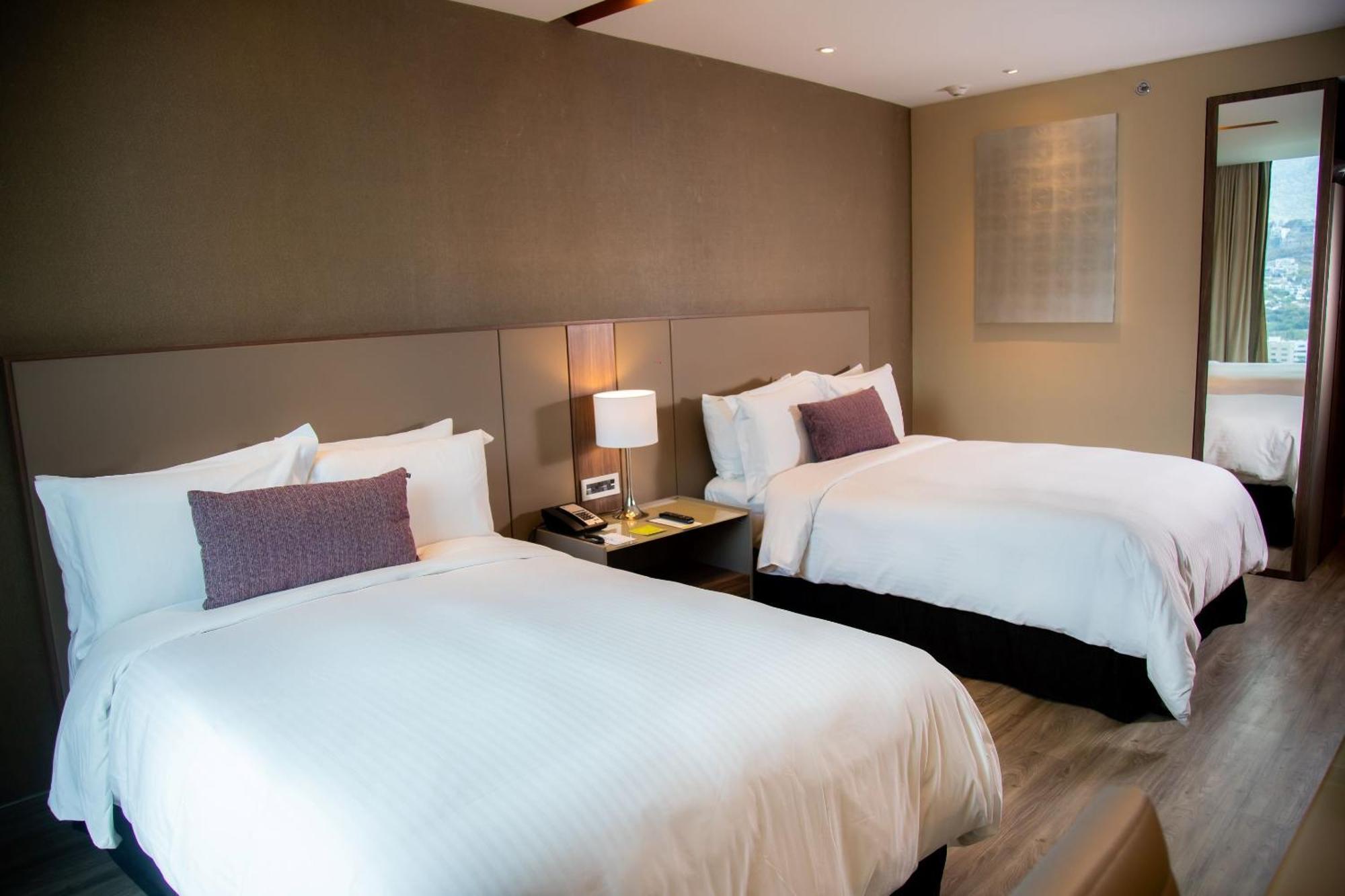 Camino Real Fashion Drive Monterrey Hotel San Pedro Garza Garcia Buitenkant foto A room at the hotel