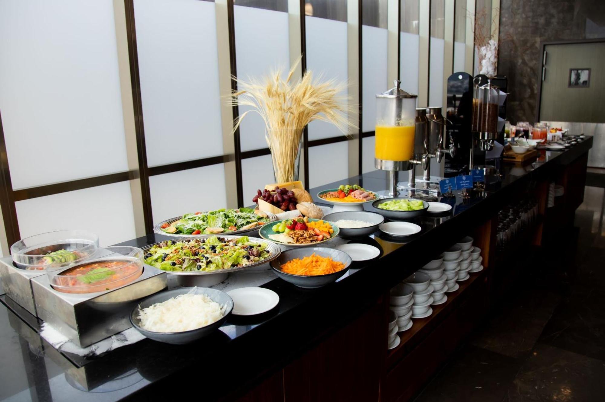 Camino Real Fashion Drive Monterrey Hotel San Pedro Garza Garcia Buitenkant foto A buffet at a hotel