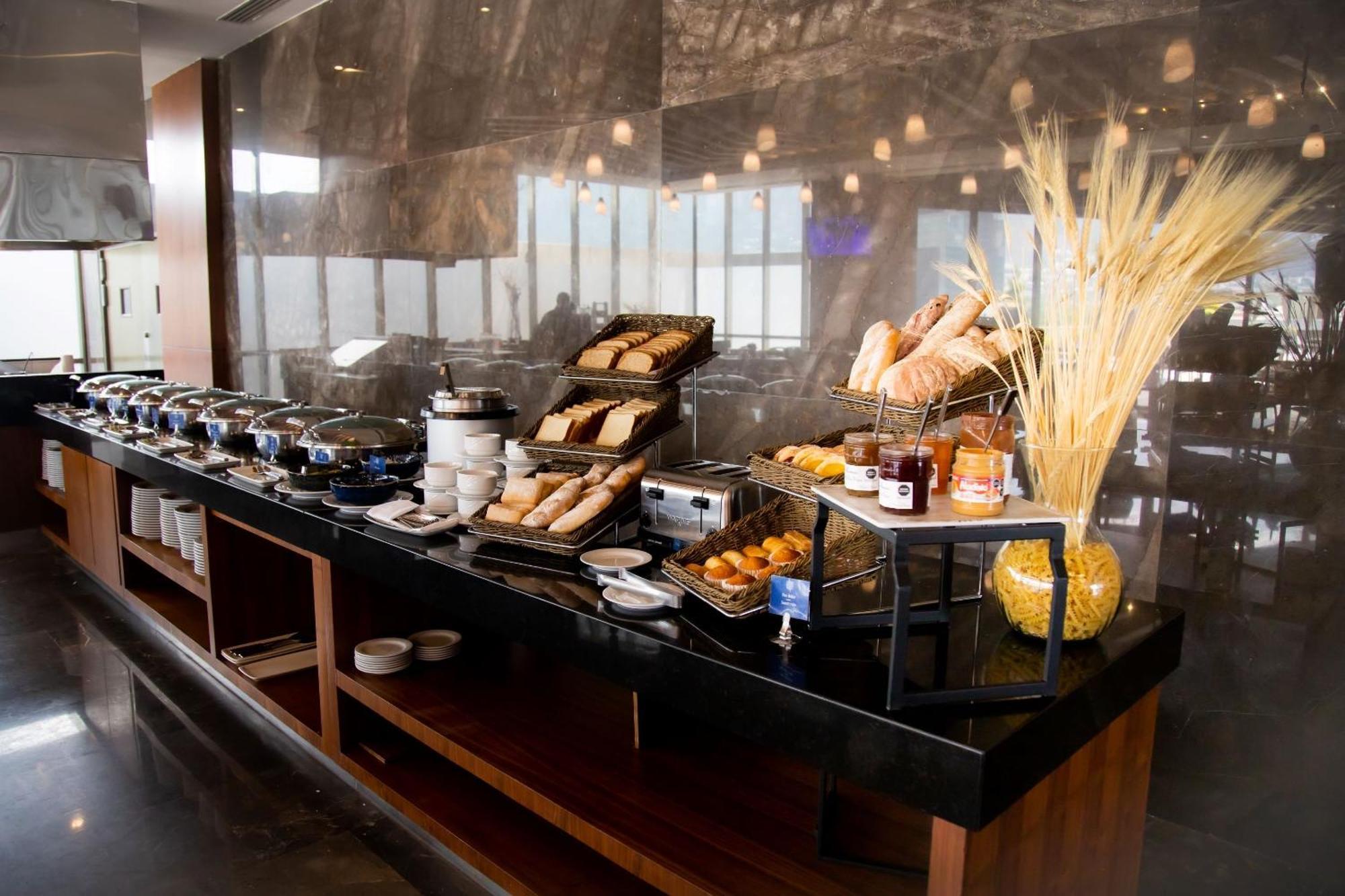 Camino Real Fashion Drive Monterrey Hotel San Pedro Garza Garcia Buitenkant foto A buffet at a hotel