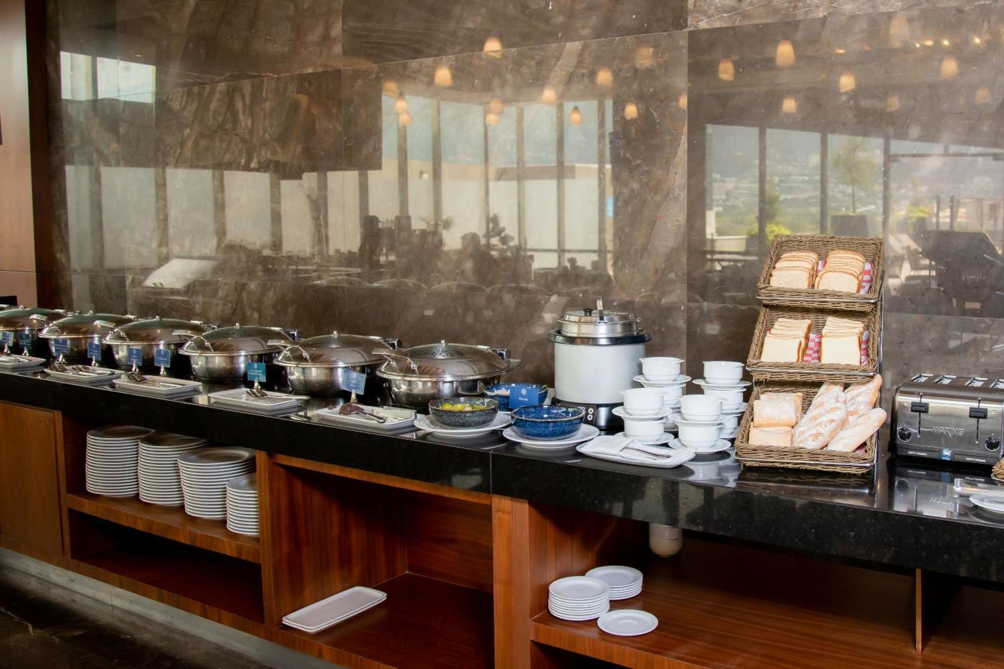 Camino Real Fashion Drive Monterrey Hotel San Pedro Garza Garcia Buitenkant foto A buffet at a hotel