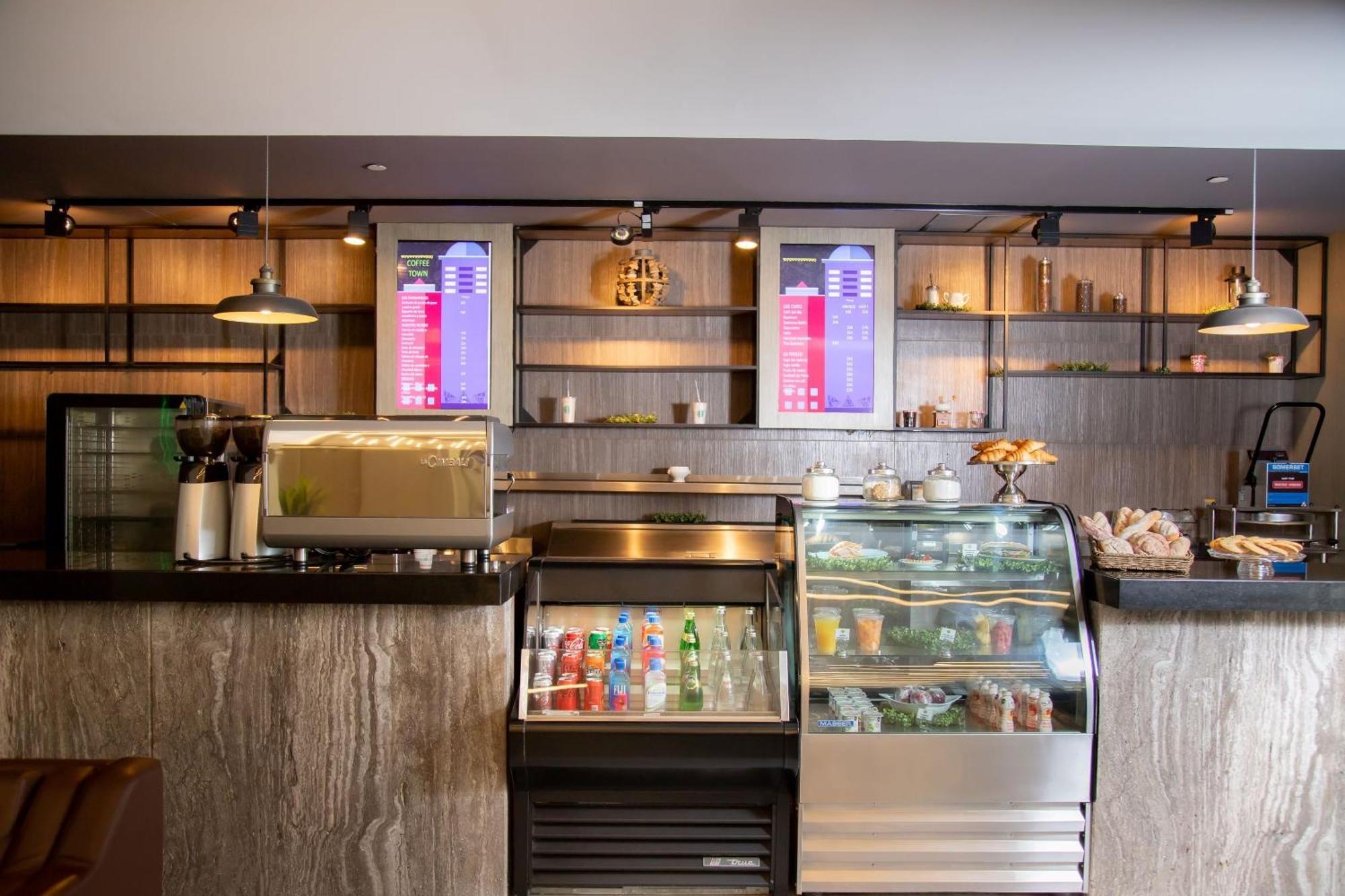 Camino Real Fashion Drive Monterrey Hotel San Pedro Garza Garcia Buitenkant foto A coffee shop in the airport