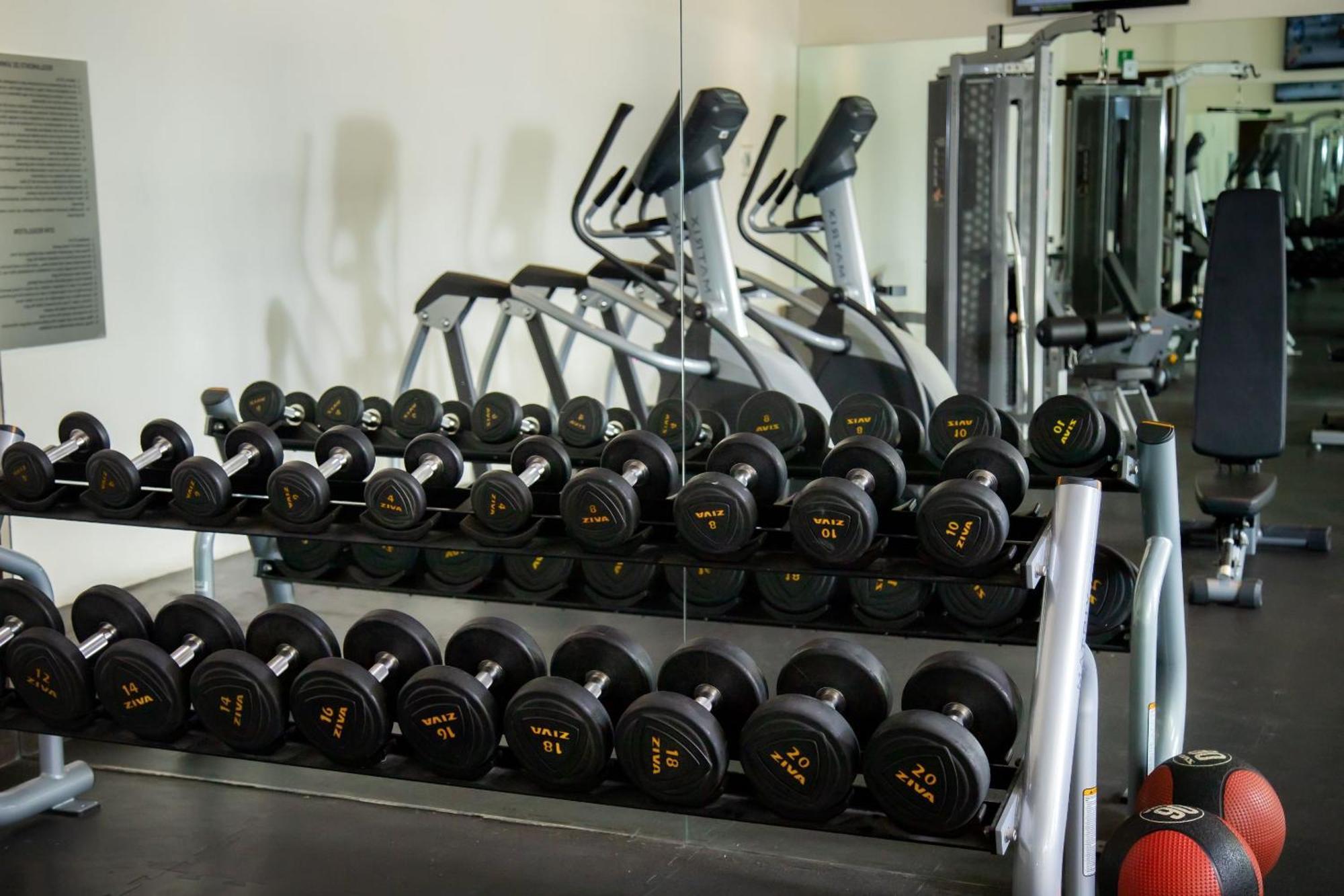 Camino Real Fashion Drive Monterrey Hotel San Pedro Garza Garcia Buitenkant foto Dumbbells