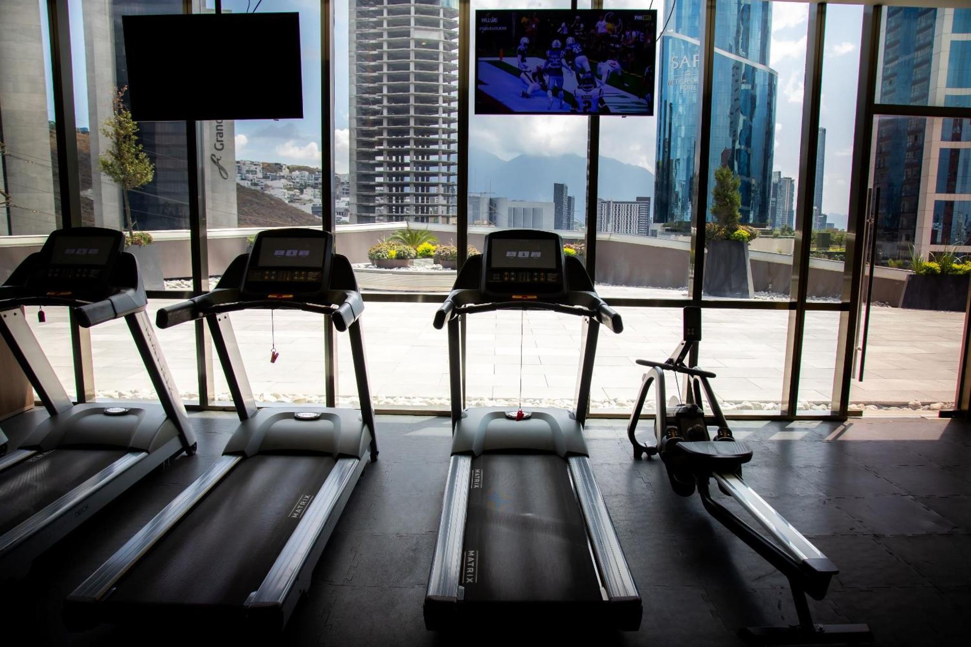Camino Real Fashion Drive Monterrey Hotel San Pedro Garza Garcia Buitenkant foto Treadmills in a gym