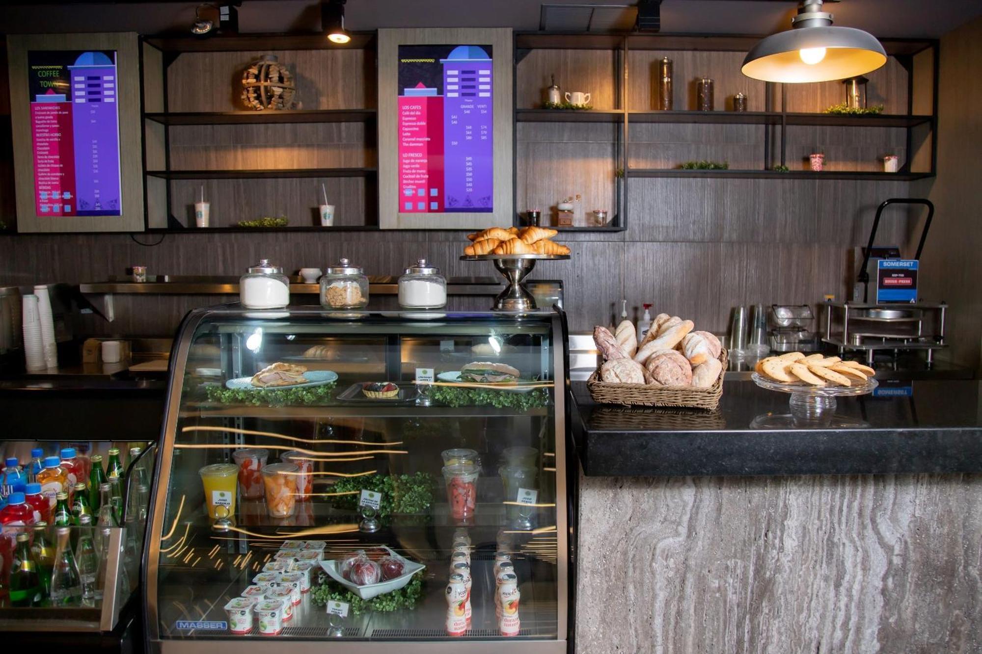 Camino Real Fashion Drive Monterrey Hotel San Pedro Garza Garcia Buitenkant foto A display case at a bakery