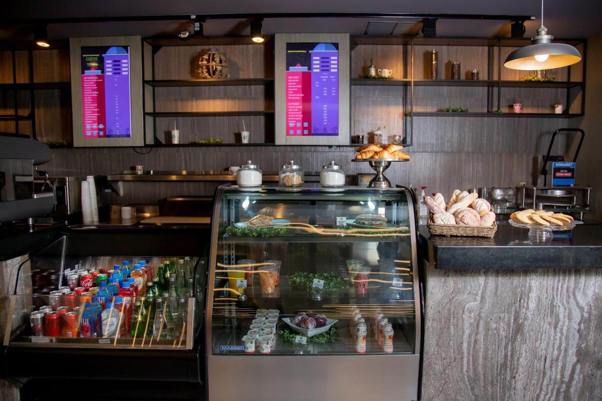 Camino Real Fashion Drive Monterrey Hotel San Pedro Garza Garcia Buitenkant foto A digital menu board at a restaurant