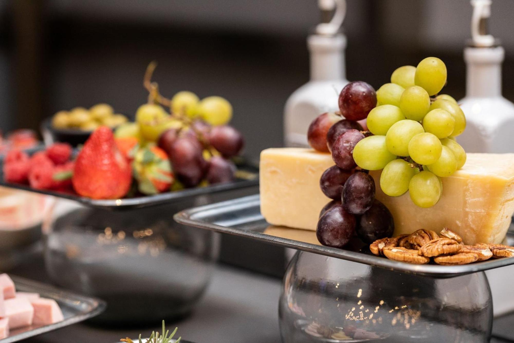 Camino Real Fashion Drive Monterrey Hotel San Pedro Garza Garcia Buitenkant foto A cheese and fruit platter